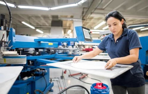 中國(guó)制造業(yè)轉(zhuǎn)型陣痛 一線工人工資削減與離職潮背后的挑戰(zhàn)與咨詢服務(wù)機(jī)遇